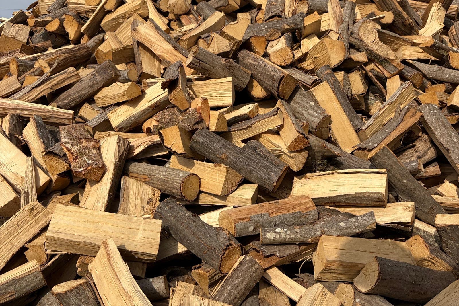 Tas de bûches de bois dur fendues, prêtes à la livraison